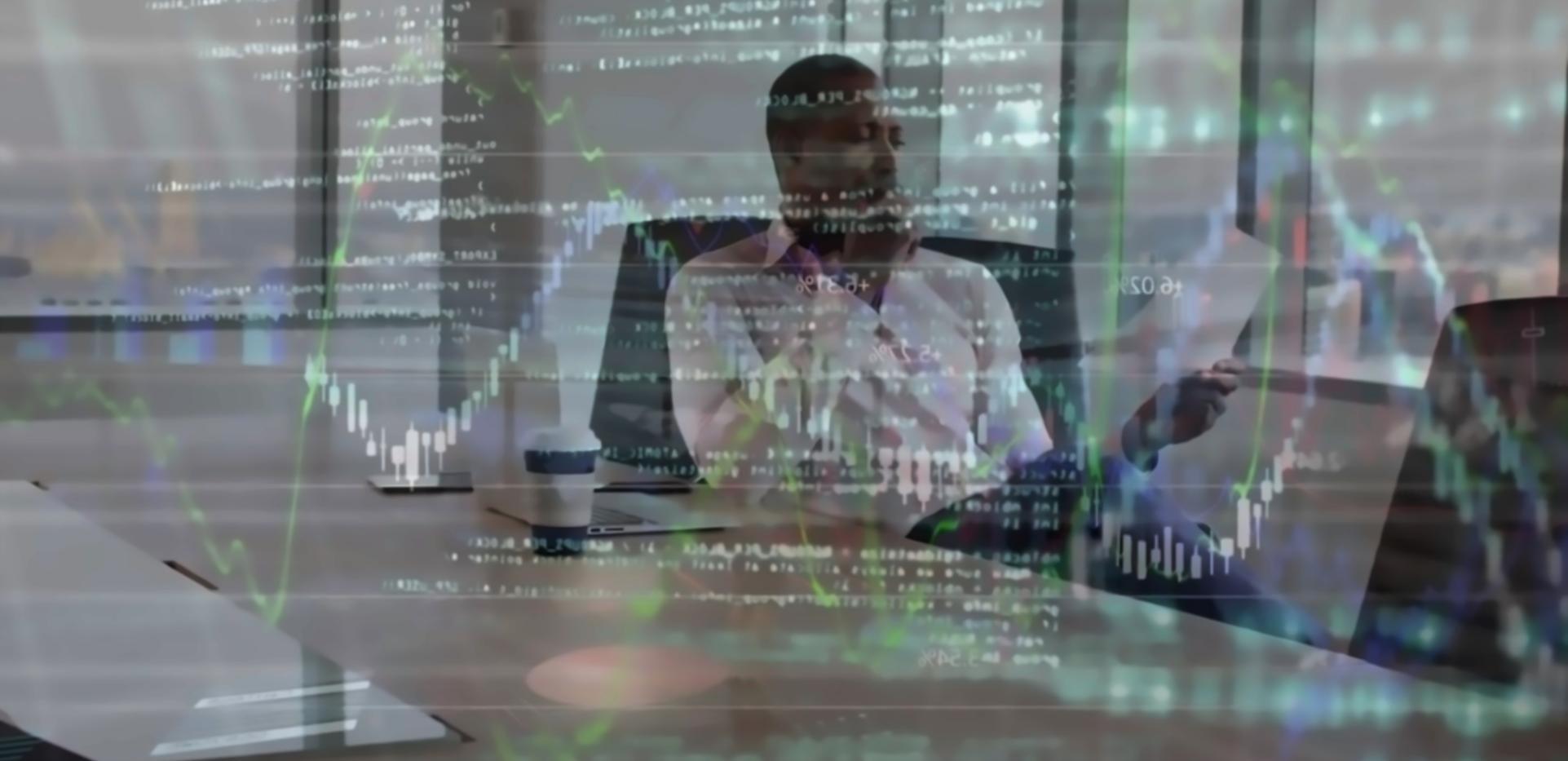 Strategische Planungssitzung mit Datenvisualisierungen auf mehreren Bildschirmen